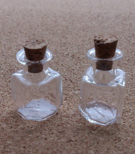 画像1: 四角い小瓶 (1)